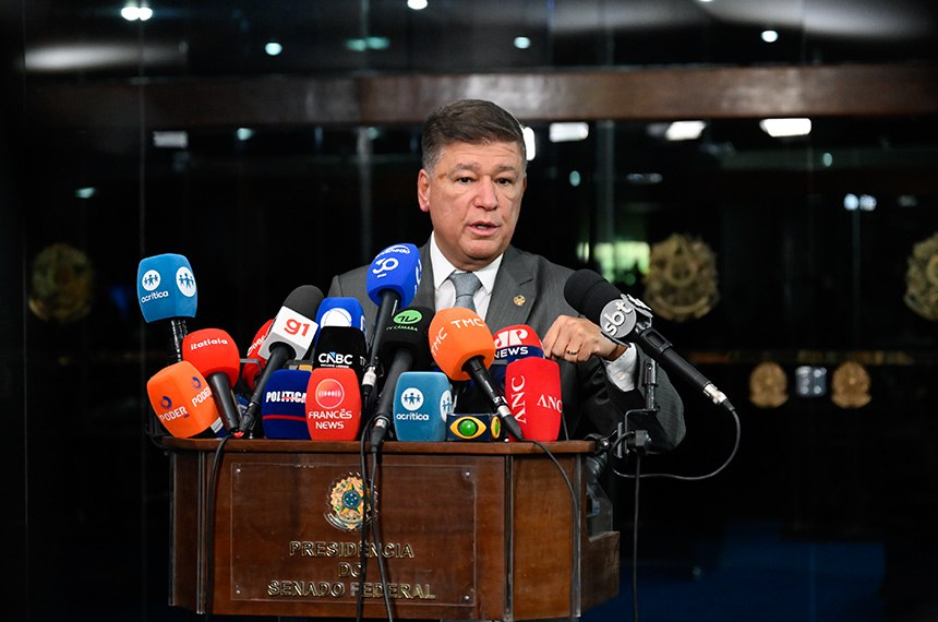 "Essa presidência não vai recuar diante do desafio dessa investigação", diz Viana sobre CPMI do INSS