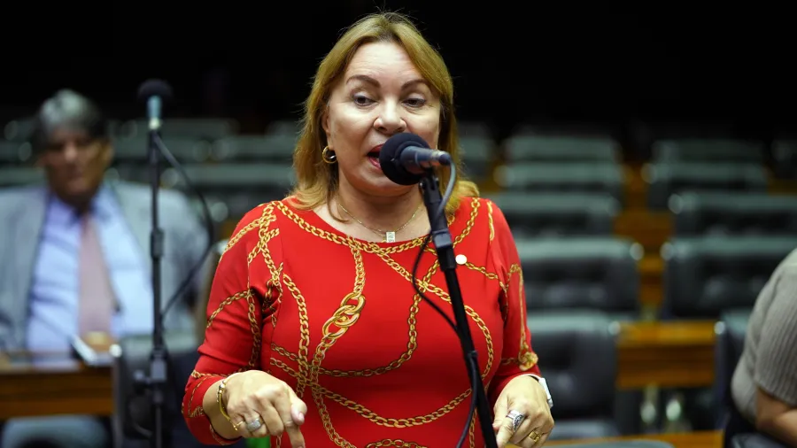 PF mira esquema de descontos ilegais em aposentadorias e atinge deputada federal no Ceará