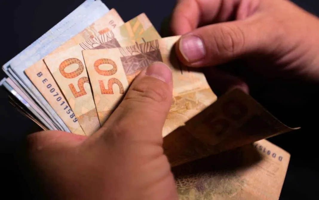 Estado paralisa pagamento da 4ª parcela do Fundef e amplia pressão sobre professores sem vínculo no Ceará