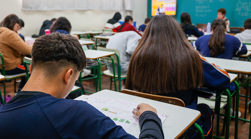 Inflação acelera para 0,70% em fevereiro puxada por mensalidades escolares, mostra IBGE