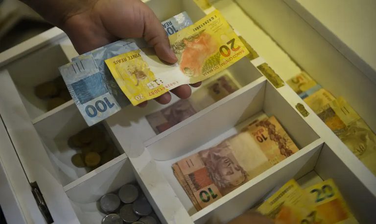Desigualdade recua após pandemia, mas renda dos mais ricos ainda supera em 13,8 vezes a dos mais pobres