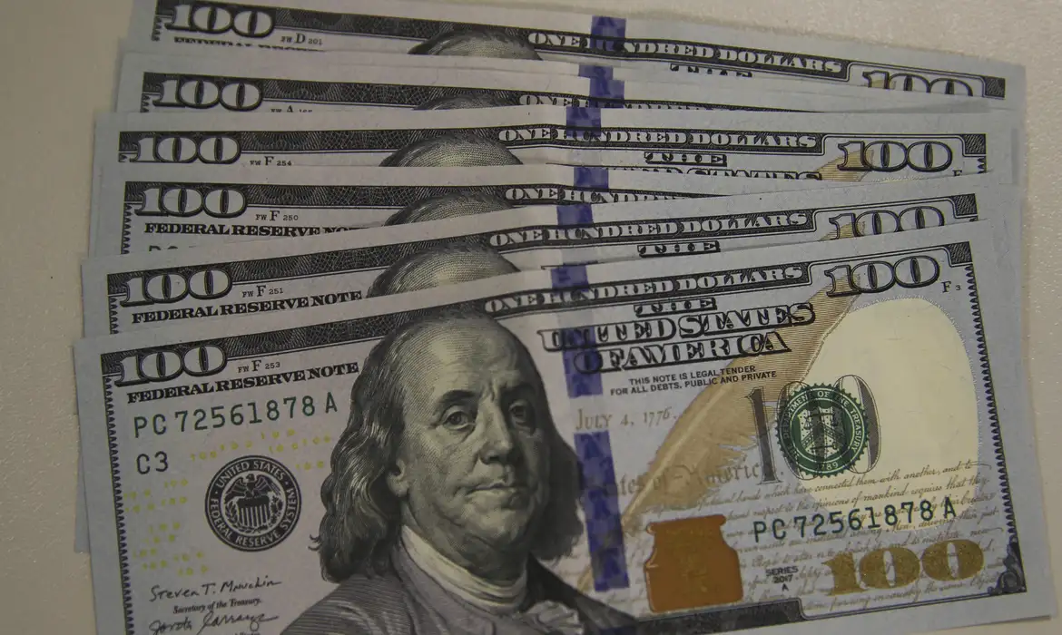 Dólar cai após superar R$ 5,30 e bolsa tem pior semana desde 2022